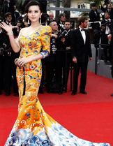 中式元素頻頻點亮現(xiàn)代服飾設(shè)計 傳統(tǒng)文化在中外服飾間流淌