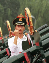 閱兵禮炮方隊(duì)禮服增三處新亮點(diǎn) 加強(qiáng)練習(xí)磨破多雙皮鞋