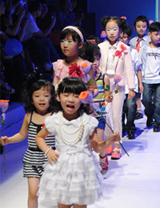杉杉童裝舉辦“魔幻衣櫥”2013春夏時(shí)尚發(fā)布會(huì)