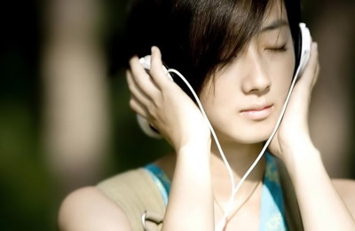 聽歌的美女